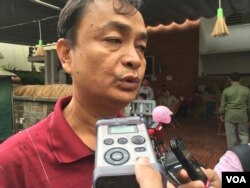 លោក ​មេធាវី​ ហែម សុជាតិ​ ប្រាប់​អ្នកសារព័ត៌មាន​នៅ​ក្រៅសាលាដំបូង​រាជធានី​ភ្នំពេញ កាលពីថ្ងៃ​ទី​ ២៥​ ខែ​ឧសភា​ ឆ្នាំ​ ២០១៦​ អំពី​លោក​ អ៊ុំ សំអាន​ តំណាងរាស្ត្រ​មណ្ឌល​សៀមរាប​ ដែល​បដិសេធ​មិន​ផ្តល់​ចម្លើយ​នៅ​មុខ​ចៅក្រម​ស៊ើប​អង្កេត​ ក្នុង​សំណុំ​រឿង​ផែនទី និងព្រំដែន​កម្ពុជា​វៀតណាម​។​ (ហ៊ុល រស្មី/​VOA)