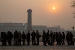 Pekinda hujjat olish uchun navbatda turgan chet ellik jurnalistlar, 16-mart, 2016