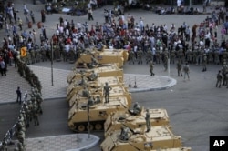 Saylovga bir necha kun qolganda Misr Mudofaa vazirligi binosi oldida yangi norozilik namoyishlari bo'lib o'tdi. 4-may, 2012-yil.