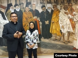 Direktur Desk Islam Asia dan Pasifik Tahta Suci Vatikan, Romo Markus Solo Kewuta, kerap membimbing Dewi selama menekuni studinya.