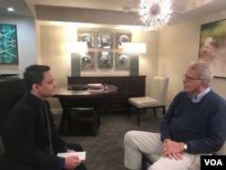 លោក ចាប ចិត្រា នៃ​ VOA សម្ភាសន៍​លោក David Chandler នៅឯសន្និសីទប្រ​ចំាឆ្នាំ​របស់​សមាគម​សម្រាប់​ការសិក្សា​តំបន់​អាស៊ី ដែល​ធ្វើ​ឡើង​នៅ​រដ្ឋធានីវ៉ាស៊ីនតោន កាលពី ថ្ងៃ​ទី​២២​ ដល់​ ថ្ងៃ​ទី​២៥​ ខែ​មីនា។