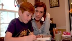 Ibu bekerja merangkap menjadi guru di era pandemi. (Foto: VOA)