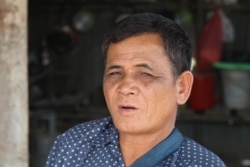 រូបឯកសារ៖ លោក អាន រួន ជនរងគ្រោះ​ដោយសារ​ការវាយ​ដំ​ពី​សំណាក់​កម្លាំង​ប៉េអឹម ខេត្តបន្ទាយមានជ័យ​និយាយ​ថា ជនរងគ្រោះ​ស្លាប់ គឺ​លោក ទុយ ស្រស់ ត្រូវ​បាន​វាយ​រហូត​ដល់​វង្វេងស្មារតី និង​សន្លប់។ (ស៊ុន ណារិន/វីអូអេ)