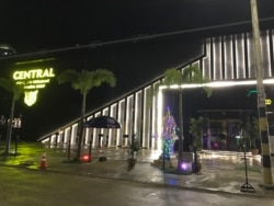 ក្លឹប​កំសាន្ត​នៅទីក្រុងភ្នំពេញ​បើក​ដំណើរការ​ប្រកប​អាជីវកម្ម​ជា​ធម្មតានៅ​រាជធានី​ភ្នំពេញ​នៅថ្ងៃទី៣០ ខែវិច្ឆិកា ឆ្នាំ២០២១។ (ធីតា វីន/VOA)