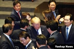 도널드 트럼프 미국 대통령이 8일 한국 국회 본회의장에서 연설을 마치고 여야의원들과 악수 하고 있다.