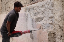 Iraqis in Mosul's Old City have gotten little or no government help as they try to rebuild, more than four years after the war, in Mosul, Iraq, on Oct. 13, 2021. (VOA/Heather Murdock)