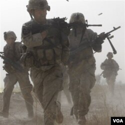 Pasukan tempur AS sedang melancarkan tembakan, di daerah Badula Qulp, provinsi Helmand, Afghanistan Selatan.