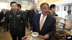 帕内塔在北京的装甲兵工程学院和学员们共进午餐