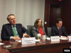 国际战略与研究中心的张克斯（左）、葛来仪（中）与甘思德（右）就川习会举行媒体吹风会(2017年3 月31日)(美国之音莉雅拍摄)