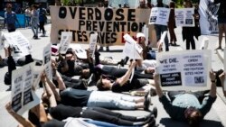 Para pendemo beraksi di depan balai kota Philadelphia, pada 16 Mei 2019. Mereka berkumpul untuk meningkatkan kesadaran akan bahaya kematian akibat overdosis obat-obatan. (Foto: AP/Matt Rourke)