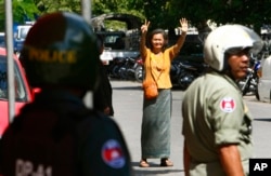 លោក ស្រី មូ សុខហួរ អ្នក​តំណាង​រាស្ត្រ​គណបក្ស​សង្គ្រោះជាតិ​កាល​ពី​ការ​ប្រឈម​មុខ​ជាមួយ​សមត្ថកិច្ច​នៅ​ទី​លាន​ប្រជាធិបតេយ្យ​ កាល​ពី​ថ្ងៃ​ទី​១៥ ខែ​កក្កដា ឆ្នាំ​២០១៥។