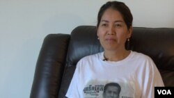 អ្នកស្រី លី ផល្លីន គឺជា​ពលរដ្ឋ​ខ្មែរ​អាមេរិកាំង​ដែល​មាន​សិទ្ធិ​បោះឆ្នោត​នៅ​ទីក្រុង​ឡូវែល រដ្ឋ​ម៉ាសាឈូសេត កាលពី​ថ្ងៃទី៣ ខែសីហា ឆ្នាំ២០១៦។ (VOA Khmer)