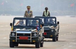 Kepala junta Myanmar Jenderal Senior Min Aung Hlaing, yang menggulingkan pemerintah terpilih dalam kudeta pada 1 Februari, memimpin parade militer pada Hari Angkatan Bersenjata di Naypyitaw, Myanmar, 27 Maret 2021. (Foto: Reuters)