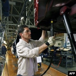 "Jeep" avtomobili ustida ishlayotgan mutaxassis, "Chrysler" zavodi, Ogayo shtati. Prezident Obama sanoatchilardan inshootlarni chet elga ko'chirmay, ularni vatanda kengaytirishni so'ramoqda.