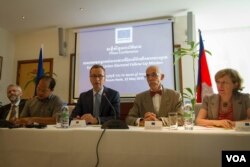 រូបឯកសារ៖ មន្ត្រី​ជាន់ខ្ពស់​របស់​សហភាព​អ៊ឺរ៉ុប​និយាយ​ទៅ​កាន់​អ្នក​យក​ព័ត៌មាន​ក្នុង​អំឡុង​សិន្និកាសែត​មួយ​ ដែល​ធ្វើ​ឡើង​កាល​ពី​ថ្ងៃ​សុក្រ ទី២២ ខែ​ឧសភា ឆ្នាំ២០១៥ ដោយ​អំពាវនាវ​ឲ្យ​រដ្ឋាភិបាល​កម្ពុជា​បើក​ចំហរ​ឲ្យមាន​ការ​ផ្តល់​យោ​បល់​បន្ថែម​ទៀត​លើ​សេចក្តី​ព្រាងច្បាប់​សមាគម និង​អង្គការ​មិន​មែន​រដ្ឋាភិបាលដ៏​ចម្រូង​ចម្រាស។ (នៅ វណ្ណារិន/VOA Khmer)