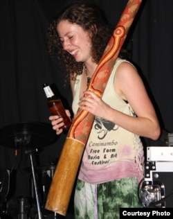 Musician Courtney Gibson leaves the stage after another successful show with her didgeridoo, Johannesburg, South Africa, Jan. 27, 2016. (D. Taylor/VOA)