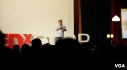 អ៊ុង សុឆិកា ថ្លែង​ទៅកាន់​និស្សិត​រាប់​រយ​នាក់ក្នុងកម្មវិធី​ TedxRUPP ឈរ​នៅ​ខាង​មុខកម្មវិធី TedxRUPP ក្នុង​រាជធានី​ភ្នំពេញ​កាលពី​ថ្ងៃទី ០៩ មិថុនា ឆ្នាំ២០១៩។(ទុំ ម្លិះ/វីអូអេ)​