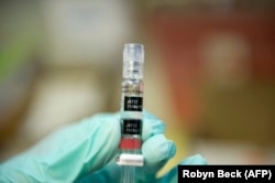 Seorang perawat mengisi jarum suntik dengan vaksin hepatitis di klinik imunisasi gratis untuk siswa sebelum awal tahun ajaran, di Lynwood, California, 27 Agustus 2013. (Foto: AFP/Robyn Beck)