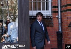 Mantan pemimpin Catalan, Carles Puigdemont, tersenyum saat meninggalkan gedung itu setelah dibebaskan dengan jaminan dari penjara di Neumuenster, Jerman utara, Jumat, 6 April 2018.