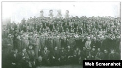 Azərbaycan Demokrat Firqəsinin liderləri və üzvləri (Seyyid Cəfər Pişəvəri şəkilin ortasında)