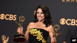 Džulija Lui-Drajfus pozira sa Emijem za glavnu ulogu u komediji i najbolju komediju za seriju "Potpredsednica" ("Veep"), 17. septembra 2017.