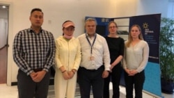 2021年3月30日，一些西方国家外交官会见牛腾宇母亲（左二）时合影（受访者提供照片）