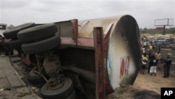 Wapita njia wakikusanyika kwenye eneo ambako lori la mafuta lilipinduka na kusababisha moto mkubwa mjini Lagos, Februari 18, 2012.