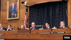 2019年6月4日，麦戈文众议员和鲁比奥参议员、史密斯众议员等两党议员在国会举行天安门事件30周年的听证会。(美国之音李逸华拍摄)