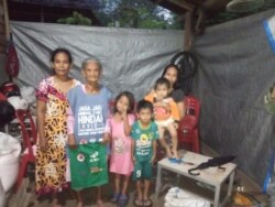 Ibu Rennu (75) berfoto di antara anak dan cucu-cucunya di rumahnya yang sederhana di desa Langaleso, Kabupaten Sigi, Sulawesi Tengah, Selasa, 28 April 2020. (Foto: ADRA Indonesia)