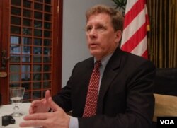 លោក​ W. Patrick Muphy ឧបការី​រង​រដ្ឋមន្ត្រី​ក្រសួង​ការ​បរទេស​សហរដ្ឋ​អាមេរិក(​ទទួល​បន្ទុក​កិច្ចការ​អាស៊ី​អាគ្នេយ៍) ថ្លែង​ទៅកាន់​អ្នក​សារ​ព័ត៌មាន​អំពីទំនាក់​ទំនង​សហរដ្ឋ​អាមេរិក​ និង​កម្ពុជា​ នៅ​ភ្នំពេញ​ ថ្ងៃ​ទី​ ២៥​ ខែ​មេសា​ ឆ្នាំ២០១៧​។ (ខាន់​ សុ​គុំ​មនោ/VOA)