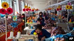 북한 라선특구 내 한 의류 공장에서 노동자들이 작업 중이다.