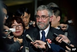 2008年诺贝尔经济奖得主保罗·克鲁格曼（Paul Krugman）被记者包围（2016年3月22日）