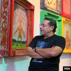 Seniman Haiti Edouard Duval-Carrié di galeri seni miliknya di Little Haiti, Miami, Florida.