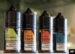 다양한 과일맛이 나는 전자담배 용 액상 카트리지.