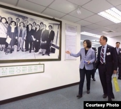 民进党主席蔡英文向共和党主席蒲博思介绍民进党创党元老（2015年，蔡英文脸书照片）