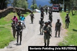Pasukan keamanan berpatroli di Ilaga, Kabupaten Puncak di Papua, 30 September 2019. (Foto: Sevianto Pakiding/Antara Foto via Reuters)