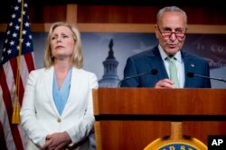척 슈머 민주당 상원 원내대표와 키어스틴 질리브랜드 민주당 상원의원이 18일 9.11 테러 법안과 관련해 기자회견을 열었다.