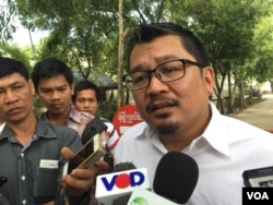 លោក​ អ៊ូ វីរៈ​ ប្រធាន​វេទិកា​អនាគត​ ប្រាប់​អ្នកសារព័ត៌មាន​អំពី​ស្ថានភាព​នយោបាយ​នៅ​មុខ​ពន្ធនាគារ​ព្រៃ​ស កាលពី​ថ្ងៃ​ ០៨​ ខែ​ធ្នូ​ ឆ្នាំ​ ២០១៦។​ (ហ៊ុល រស្មី/VOA) ​