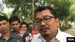 លោក​ អ៊ូ វីរៈ​ ប្រធាន​វេទិកា​អនាគត​ ប្រាប់​អ្នកសារព័ត៌មាន​អំពី​ស្ថានភាព​នយោបាយ​នៅ​មុខ​ពន្ធនាគារ​ព្រៃ​ស កាលពី​ថ្ងៃ​ ០៨​ ខែ​ធ្នូ​ ឆ្នាំ​ ២០១៦។​ (ហ៊ុល រស្មី/VOA) ​