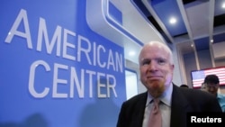TNS John McCain cho biết sắp đưa ra một đề nghị mang tính lưỡng đảng nhằm tháo dỡ phần nào lệnh cấm vũ khí cho Việt Nam.