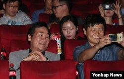 이낙연(왼쪽) 국무총리가 지난 6일 서울 혜화동 영화관으로 시민들과 동행해 영화 '택시운전사'를 보고 있다. 이 총리는 지난 4일 페이스북을 통해 '택시운전사'관람 번개모임을 제안했다. (총리실 제공)