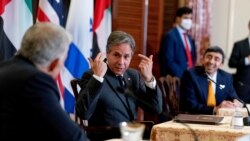 Menteri Luar Negeri (Menlu) AS Antony Blinken (tengah) didampingi oleh Menlu Israel Yair Lapad (kiri) dan Menlu Uni Emirat Arab Sheikh Abdullah bin Zayed al-Nahyanin (kanan) berbicara dalam konferensi pers di Washington, pada 13 Oktober 2021. (Foto: Reuters/Andrew Harnik)