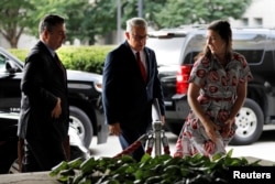 8일 워싱턴 D.C.의 국무부에 도착한 세다트 오날 터키 외무부 차관(왼쪽)과 세르다르 켈릭 주미 터키 대사(가운데)를 국무부관계자가 맞이하고 있다.