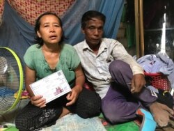 អ្នកស្រី សាក់ សូនី និងស្វាមី គឺលោក រស់ អាន ដែលទទួលបានបណ្ណក្រីក្រកម្រិតពីរ កំពុងអង្គុយលើគ្រែក្នុងផ្ទះដែលស្នាក់អាស្រ័យជាមួយប្អូនស្រី ក្នុងសង្កាត់គោកឃ្លាង ខណ្ឌសែនសុខ រាជធានីភ្នំពេញ នៅថ្ងៃទី២៥ ខែមិថុនា ឆ្នាំ២០២០។ (កាន់ វិច្ឆិកា/វីអូអេ)