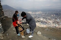 Seorang anak laki-laki menerima vaksin polio selama kampanye anti-polio di Kabul, Afghanistan 14 Maret 2018. (Foto: REUTERS/Mohammad Ismail)