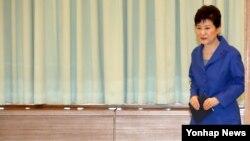 박근혜 한국 대통령이 지난 9일 탄핵소추안이 가결된 이후 청와대에서 열린 국무위원 간담회에 참석하고 있다.