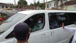 Abu Bakar Baasyir berada di dalam mobil (tengah), didampingi anaknya, Abdulrohim (depan- baju biru) saat tiba di Ponpes Ngruki Sukoharjo, Jumat (8/1). (Foto: VOA/Yudha Satriawan)
