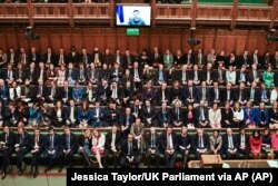 Zelenski na displeju tokom obraćanja britannskim poslanicima.