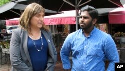 Christine Hallquist (kiri), salah satu kandidat transgender.