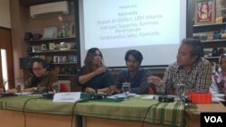 Para pembicara dalam Diskusi Kekerasan Gender Online di Jakarta, Senin (28/1). (Foto: VOA/Sasmito)